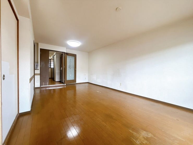 【見通しの良いリビング】
広々としたリビングはどこにいてもお部屋全体が見渡しやすく、ぱっと見て室内の様子が把握しやすいです♪
そのため小さなお子様がいるご家庭や、ペットを飼われていても安心です!