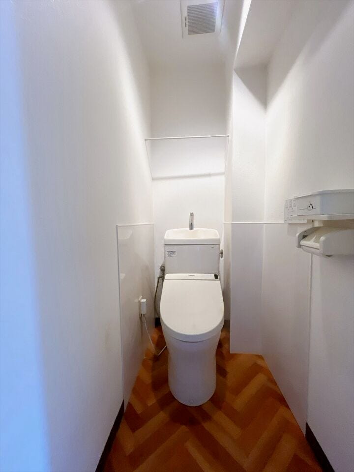 【温水洗浄器付きトイレ 】
温水洗浄器付きのトイレは、便座を暖かく保てるため、冬場でも座ったときにヒヤッとせず快適に使用できます!
ペーパーの使用量の削減にもなるため経済面でもメリットがあります♪