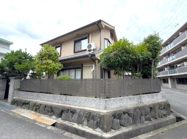 【外観】
北東角地の抜け感と、緑のある外構が心地よいゆとりの5LDK。落ち着いた街並みに馴染む、家族で長く暮らしやすい住まいです。