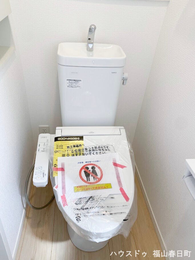 ■ウォシュレット付き■温水洗浄便座を標準装備。毎日使う場所だからこそ、快適さにこだわった上質なトイレ空間です。