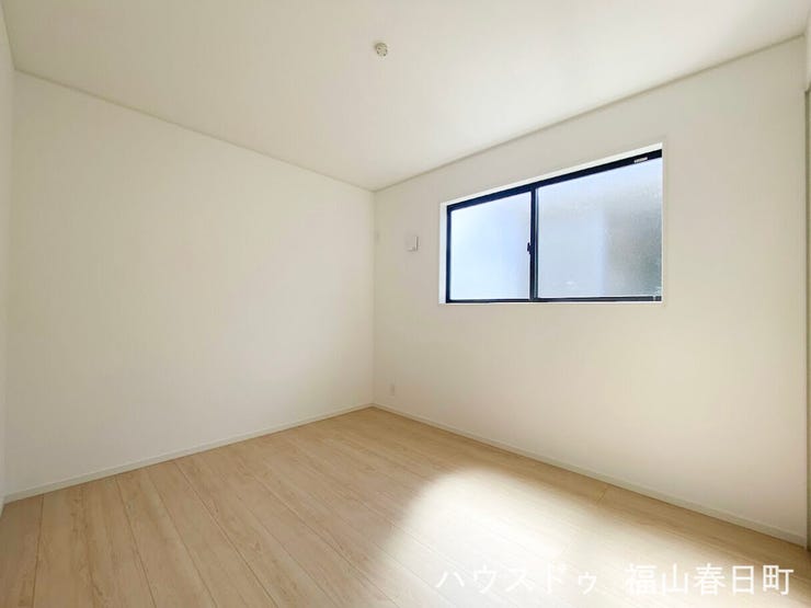 ■2階5.2畳洋室①■クローゼットを備えた5.2帖の洋室。子ども部屋はもちろん、書斎や趣味のスペースとしても使いやすいお部屋です。