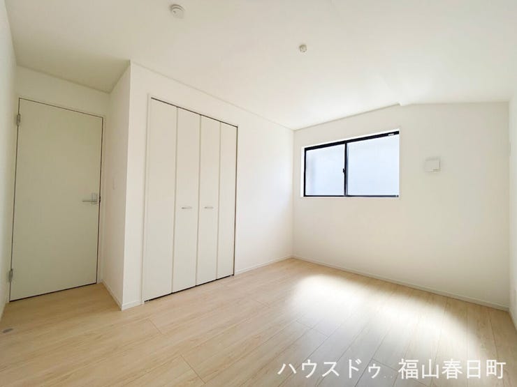 ■2階6.5畳洋室①■大きな窓から自然光を取り込み、子ども部屋や書斎にも使いやすい快適な空間です。