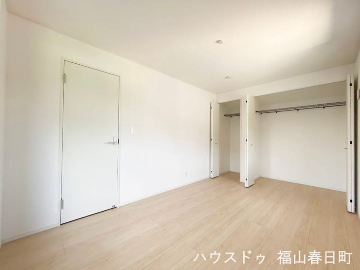 ■2階6.7畳洋室■6.7帖のゆとりある主寝室。バルコニーに面した明るい空間で、収納も備え、ベッドを置いてもゆったりと過ごせます。