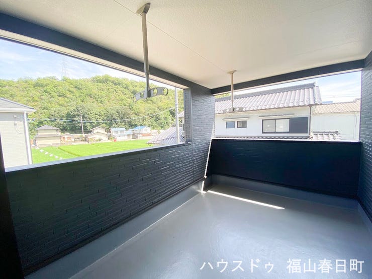 約6畳の大型バルコニー。陽当たり良好。洗濯物やお布団もたっぷり干せます。