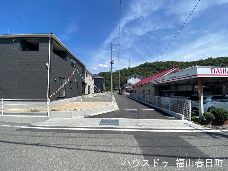 前面は幅員約4mの分譲地内道路。道路との高低差が少なく、車の出入りや駐車もスムーズに行えます。