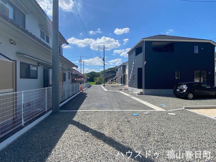 落ち着いた住環境が魅力の分譲地内道路。前面道路は約4mあり、毎日の車の出入りにも配慮された区画です。