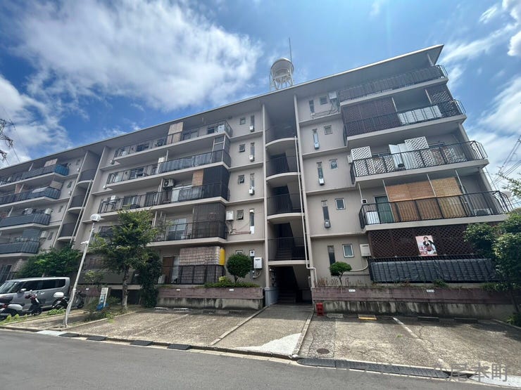 【外観】
閑静な集合住宅地
階段おりてすぐに専用使用権付きの駐車場あり