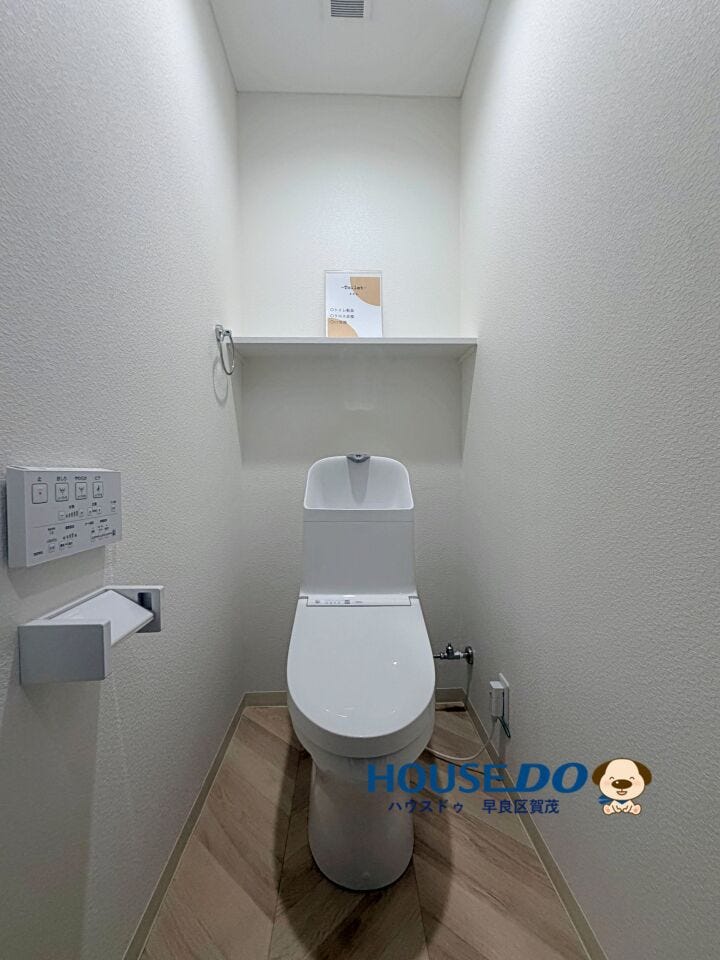 温水洗浄便座付きのトイレも新しく交換。
壁や床も張り替えて、すっきりきれいに整えています。