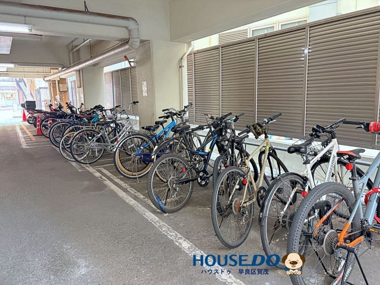 屋根付きの自転車置き場です