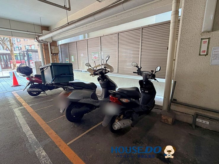 大事なバイクを雨風から守ってくれる屋根付きです