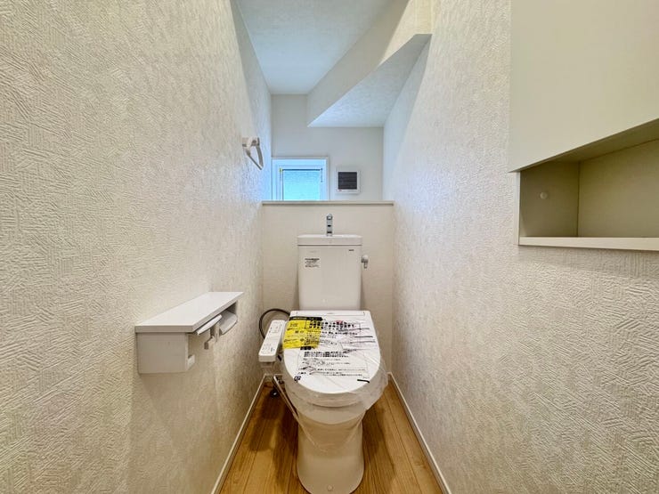 各階、温水シャワー付きトイレ完備♪