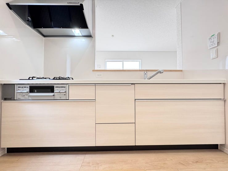 使い勝手の良いシステムキッチン、3口コンロ+グリル付き、収納も豊富です♪