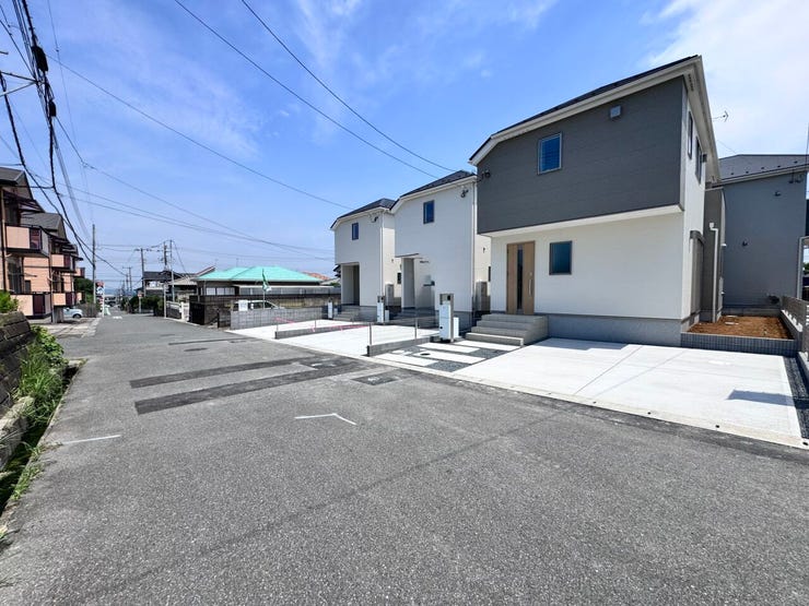 前面道路5.6M市道
交通量が少ないのでゆったりと駐車できます♪