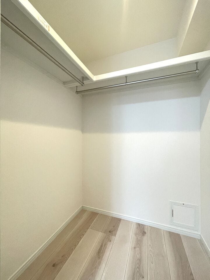 ◇ウォークインクローゼット◇
大容量のクローゼット完備。お洋服もたくさん収納できて、お部屋がスッキリします。ハンガーパイプが設置されており外套や大切なお洋服は傷まないようそのままかけて収納できます。