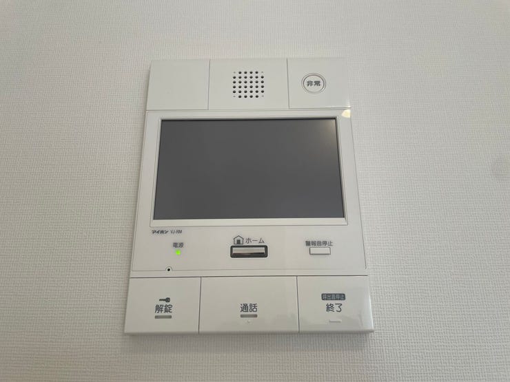 ◇オートロック付TVモニター付インターホン◇
TVモニターで訪問者を確認してから会話することができますので、安心して対応していただけます。また、姿を見られたくない空き巣や不審者が嫌がります。
