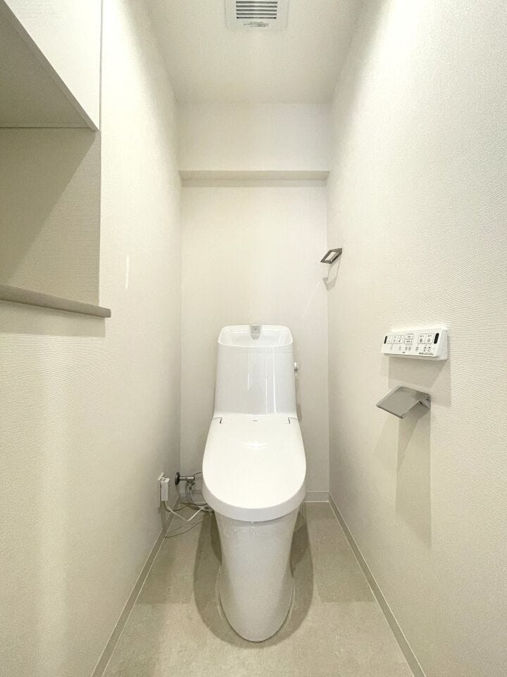 ◇トイレ◇
清潔感溢れ、居心地よく落ち着ける空間となっています。グリーンをプラスしてさらに清潔感をアップするのもオススメです。棚には可愛い小物を置いてもオシャレですね。