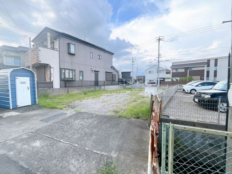 【前面道路】
大型車の通行が少なく、静かで落ち着いた環境が魅力です♪
小さなお子さんがいるご家庭でも安心して暮らせます!
車がスピードを出しにくく、交通事故のリスクも低減される安全な住環境です!
