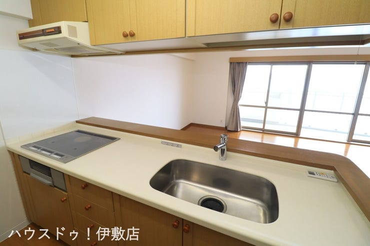 吉野町 グランヴュー磯 【キッチン】
吊戸棚付きで収納豊富！小上がりキッチンカウンターで、食事の配膳もしやすそうですね。