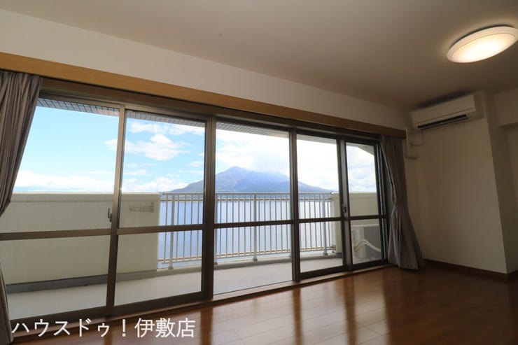 吉野町 グランヴュー磯 【眺望写真】
リビングから桜島や錦江湾を眺望可能！バルコニーに出なくても景色を楽しめ、リビングでのコーヒーが美味しくいただけます