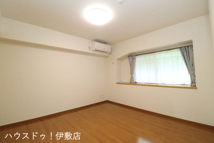 吉野町 グランヴュー磯 【洋室】
広々とした洋室にはエアコン付きです！窓もついており、一日を通して一定の光が入ります