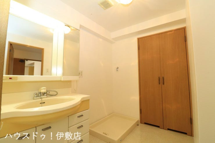 吉野町 グランヴュー磯 【洗面所】
洗濯機から水漏れがあっても安心の洗濯パン付きの洗面所。