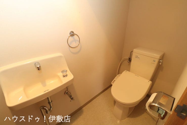 吉野町 グランヴュー磯 【トイレ】
ウォシュレット付きのトイレ。手洗い器もついており、便利なトイレです