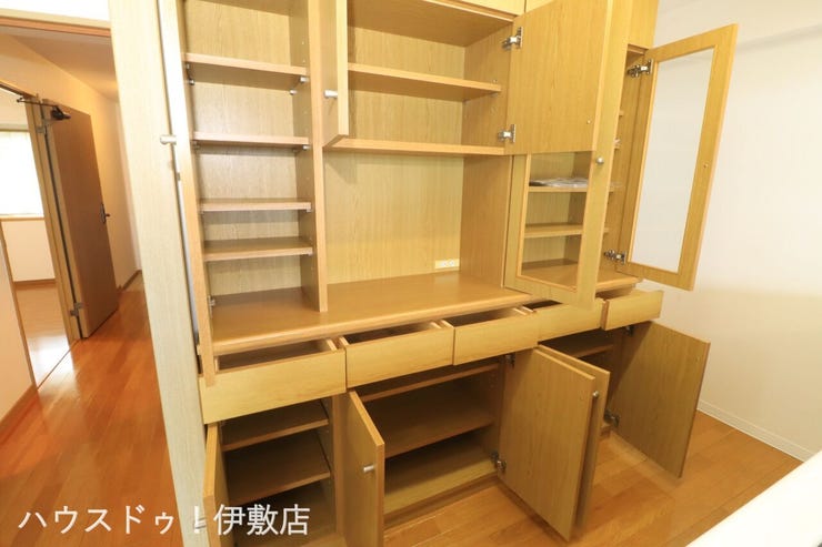 吉野町 グランヴュー磯 【キッチン背面収納】
扉が多くたくさんの食器類を収納できます