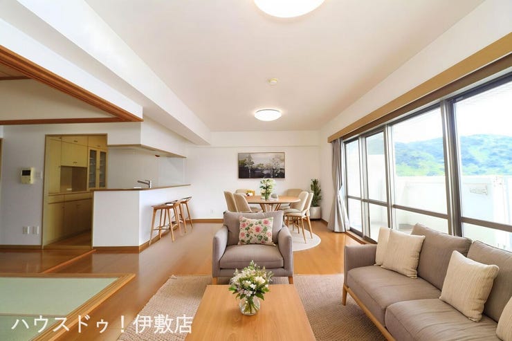 吉野町 グランヴュー磯 【リビング】
雄大な桜島をプライベートビューに。陽光が差し込む明るいリビングで、心豊かな暮らしを
※イメージにつき、家具、家電は価格に含まれません