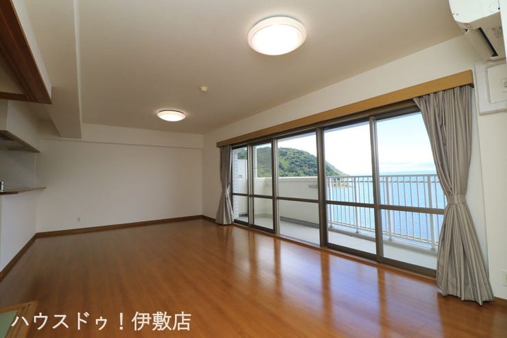 吉野町 グランヴュー磯 【リビング】
窓の外には、心洗われる桜島の景色。清潔感のある明るいリビングで、毎日を心地よく過ごせ、癒しの空間です