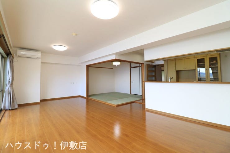 吉野町 グランヴュー磯 【リビング】
海を身近に感じる暮らし。仙巌園へも徒歩5分と、アクティブさと歴史の落ち着きを兼ね備えた環境です