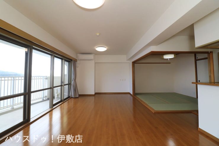 吉野町 グランヴュー磯 【リビング】
リビングと和室が隣接しており、広々とした空間が広がります