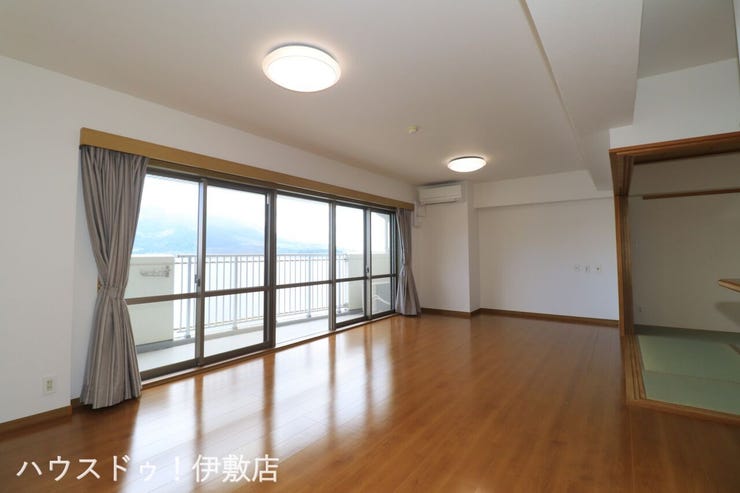 吉野町 グランヴュー磯 【リビング】
リビングから桜島が眺望でき、桜島の四季を感じながら毎日過ごすことができます