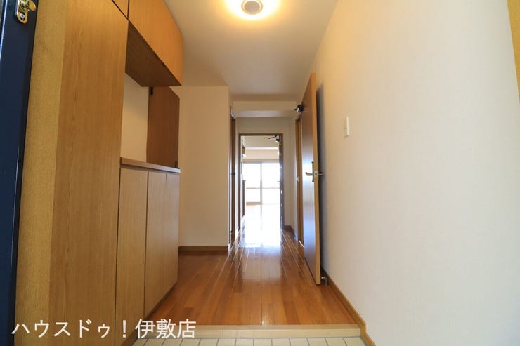 吉野町 グランヴュー磯 【玄関】
ドアを開けるとリビングから気持ちの良い海風を感じらます