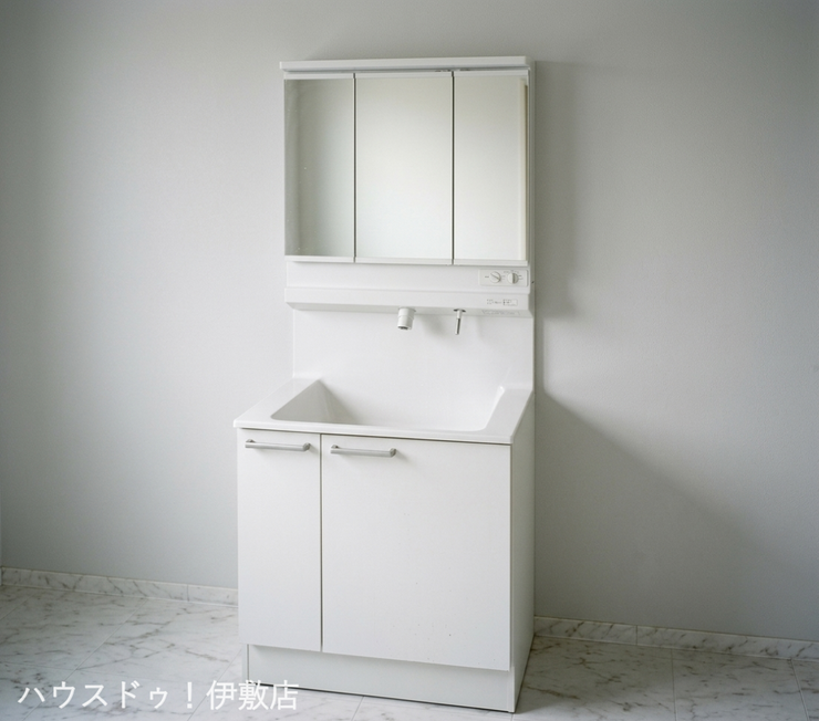 清水町 ロイヤルメゾン祇園之洲 【洗面台】
TOTO製の洗面台に新調予定。三面鏡の裏には収納付き。
※パースにより実際とは色見が異なる場合があります