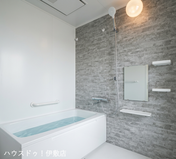 清水町 ロイヤルメゾン祇園之洲 【浴室】
TOTO製の浴室に新調予定。浴室乾燥機付きです！
※パースにより実際とは色見が異なる場合があります