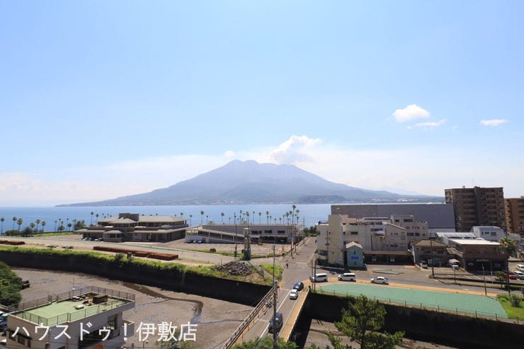 清水町 ロイヤルメゾン祇園之洲 【眺望写真】
桜島の四季を感じながら毎日を気持ちよく過ごせます。毎日のコーヒーがおいしそうです