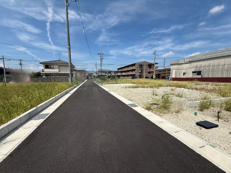 【交通量が少なく、静かで安心な住環境】
車の通り抜けがほとんどないため、騒音が少なく、小さなお子様がいるご家族も静かに安心して暮らせます。