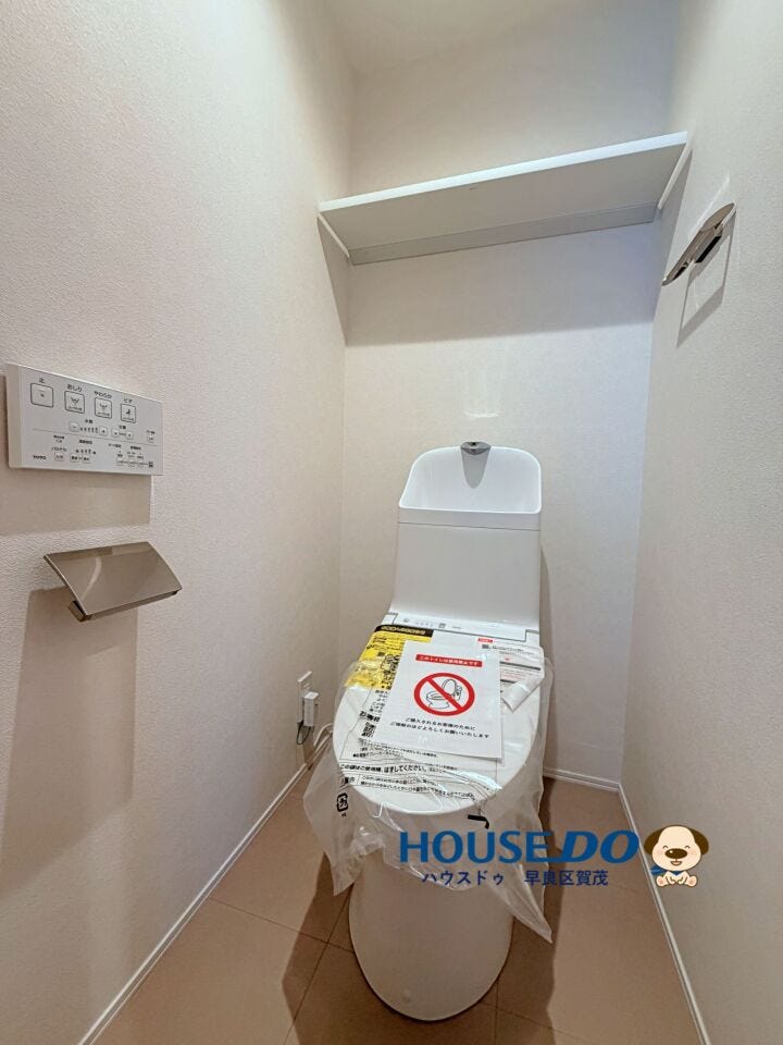 新しく交換されたトイレ。
クロスや床も一新され、気持ちよく使える空間です。