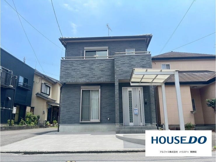 【外観】
外壁がおしゃれな戸建です
駐輪場に屋根が設置されているので、雨に濡れづらいのは助かりますね