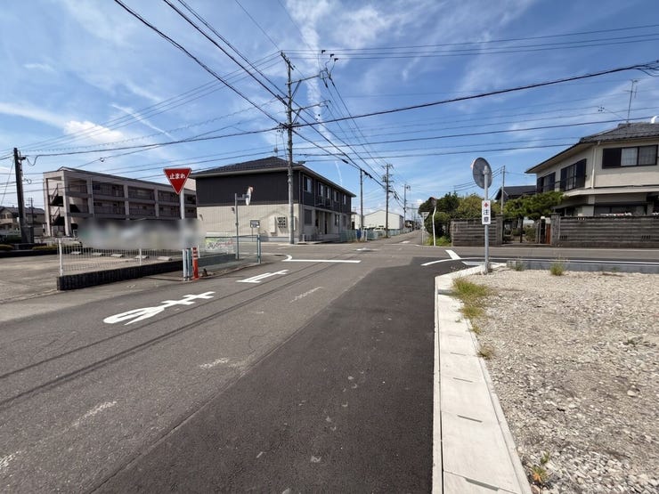 【運転が苦手な方も安心!広々6m以上の前面道路】
道幅にゆとりがあるため、車のすれ違いがスムーズで、駐車も落ち着いてラクに行えます。