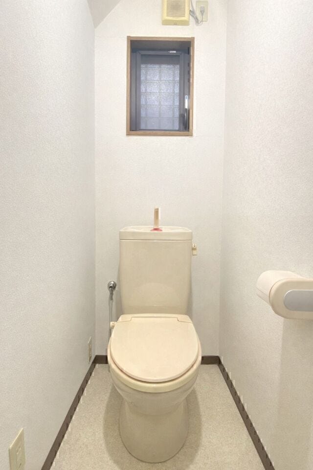 コンパクトで使いやすい配置に加え、窓と換気設備で空気がこもりにくい、清潔感のあるトイレ。
※AIによる家具消し修正を行っています。