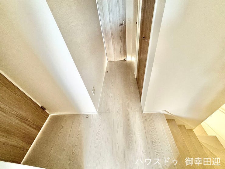 ■暮らしを繋ぐ、明るい動線■採光窓から光が差し込み、足元を優しく照らす。安全で快適な、家族の生活を支える縦の繋がりです。