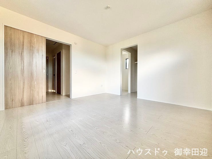 ■2階8帖洋室■心からリラックスできる静けさ、上質な眠りで、毎日をリセットします。明日への活力を養う空間です。