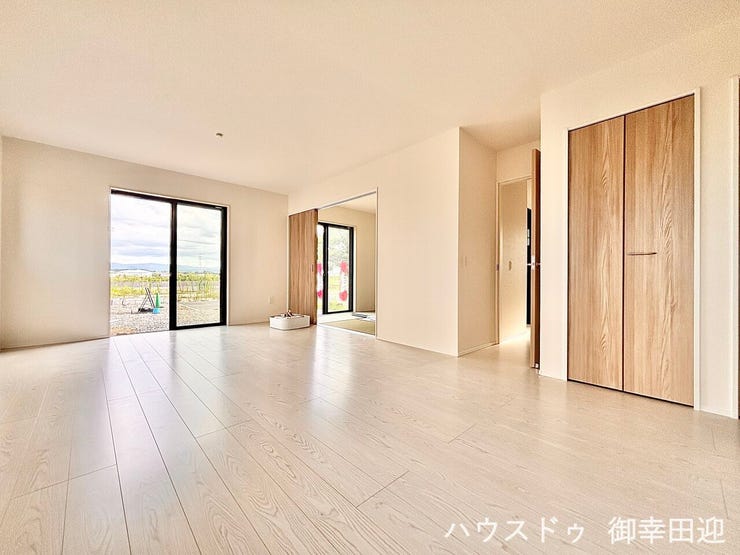 ■安らぎと笑顔の中心地■陽光が優しく降り注ぎ、会話が自然と弾む。ここでは、毎日が特別な時間へと変わります。