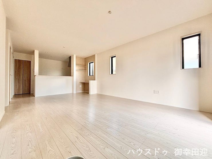 ■安らぎと笑顔の中心地■陽光が優しく降り注ぎ、会話が自然と弾む。ここでは、毎日が特別な時間へと変わります。