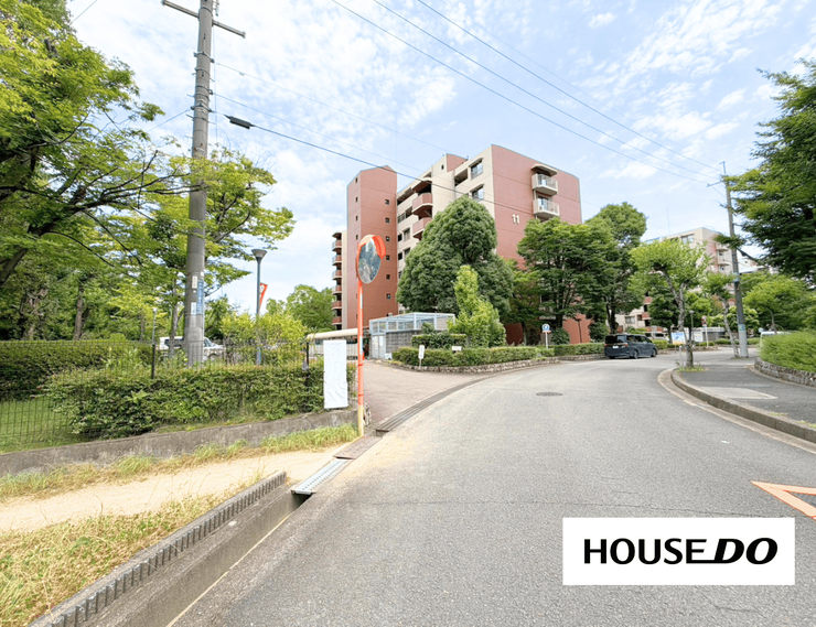【外観】
敷地内や周辺には緑が多く、落ち着いた住環境。ゆとりある団地内で、子育て世帯にもおすすめです。