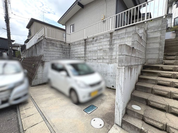 駐車1台可能なカースペース完備。※車種によるため現地をご確認ください。