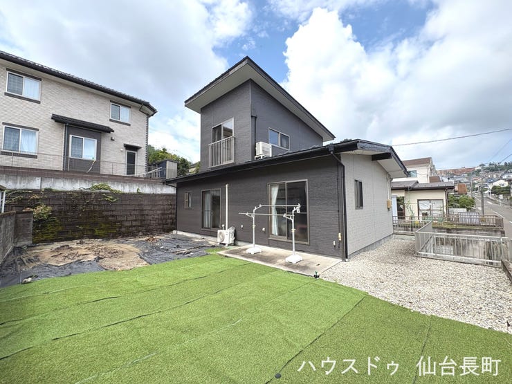 【外観】
南東向きのお庭が魅力♪始発・八木山動物公園駅徒歩11分・スーパー徒歩7分で生活至便!