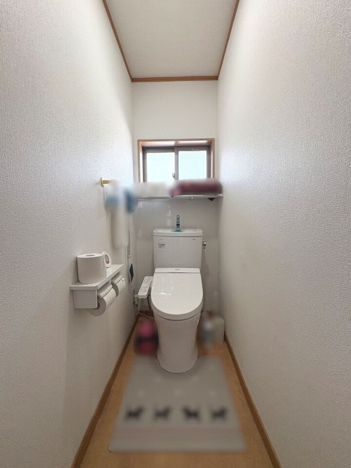 温水洗浄便座付トイレ。窓付きで明るい光が差し込みます。