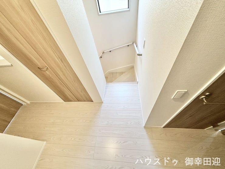 ■暮らしを繋ぐ、明るい動線■採光窓から光が差し込み、足元を優しく照らす。安全で快適な、家族の生活を支える縦の繋がりです。